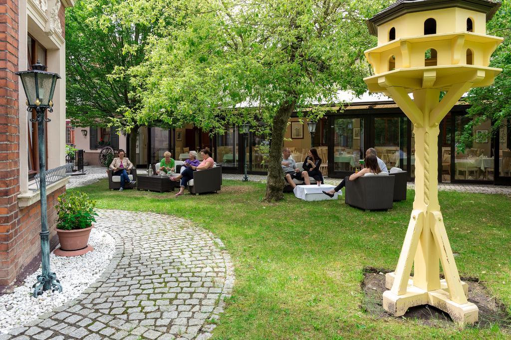 Hotel Schwarzer Adler Tangermuende Exterior photo